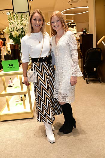 Eva Grünbauer mit Tochter Amelie: "20 Years Together" THOMAS-Schuhe x La Martina -Event im Thomas-Flagshipstore in München am 13.10.202 / Foto: BrauerPhotos / Sabine Brauer fuer THOMAS-Schuhe